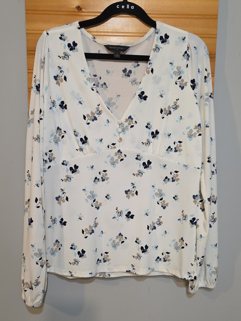 Banana Republic Cream Floral V-Neck Long Sleeve Blouse